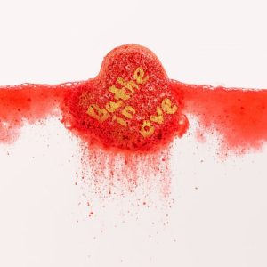 قنبلة حمام لامعة على شكل قلب